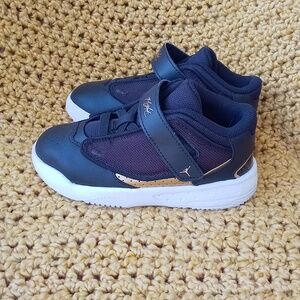Black and Gold Boys high top * GREAT SHAPE Jordan sneakers